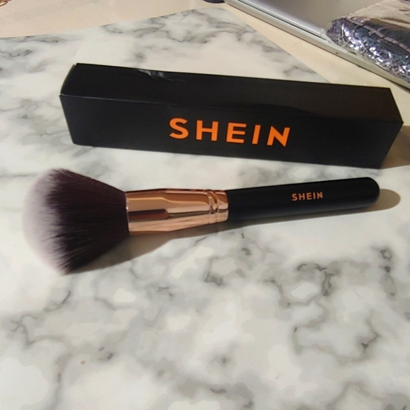 Big Makeup Brush - Picture 2 of 5